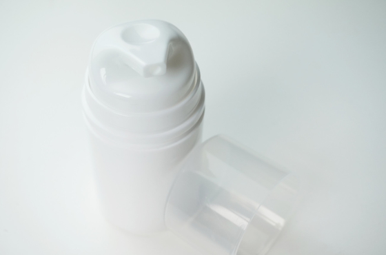 30ml 50ml80ML 100ML 150Ml Snap On κυλινδρικές φιάλες αντλίας χωρίς αέρα λευκό πλαστικό υλικό PP