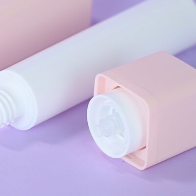 Σετ προϊόντων περιποίησης δέρματος Kinpack Classy 15ml 30ml 50ml Τετράγωνο μπουκάλι χωρίς αέρα με περιστρεφόμενη κεφαλή αντλία ψεκασμού PP Σφραγιστική συσκευασία καλλυντικών