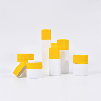 Σετ προϊόντων περιποίησης δέρματος Kinpack Classy 15ml 30ml 50ml Τετράγωνο μπουκάλι χωρίς αέρα με περιστρεφόμενη κεφαλή αντλία ψεκασμού PP Σφραγιστική συσκευασία καλλυντικών